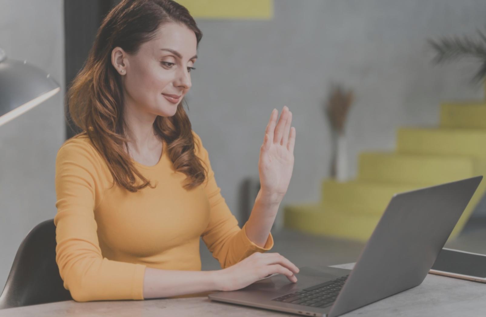 Profesional analizando informes presupuestarios en un entorno de oficina moderno