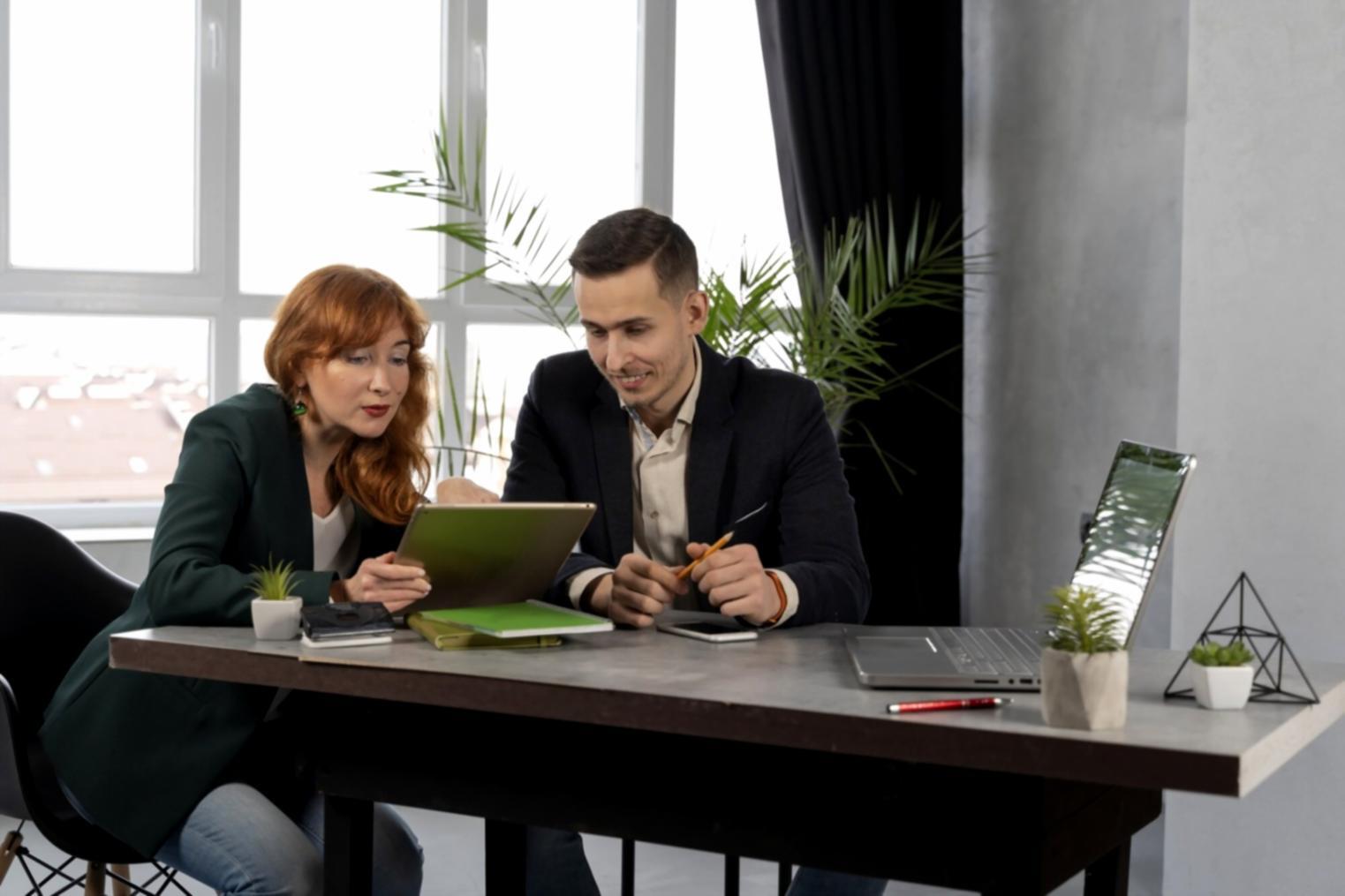 Equipo revisando análisis presupuestario departamental