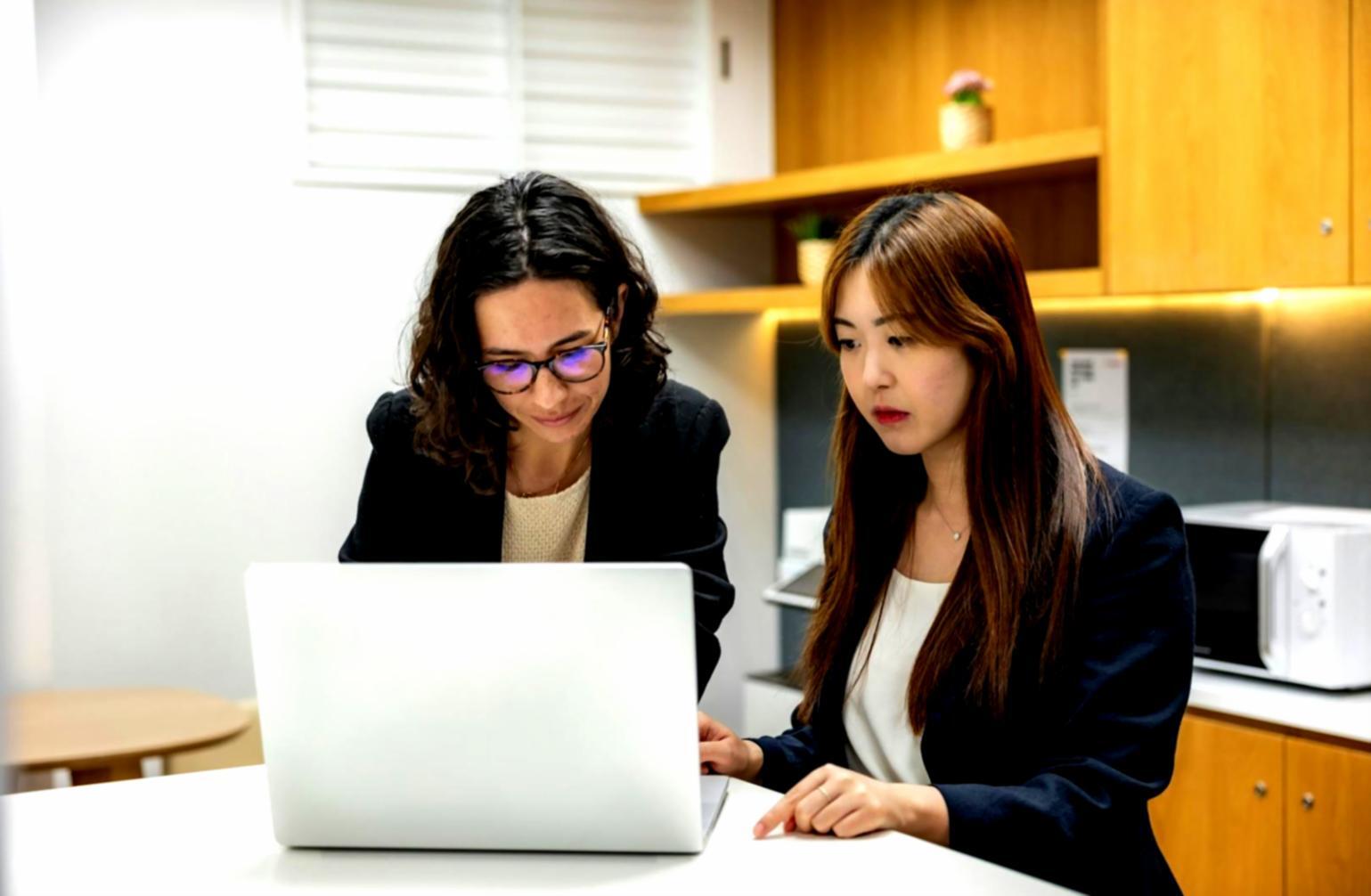 Análisis detallado de indicadores financieros en pantalla de ordenador